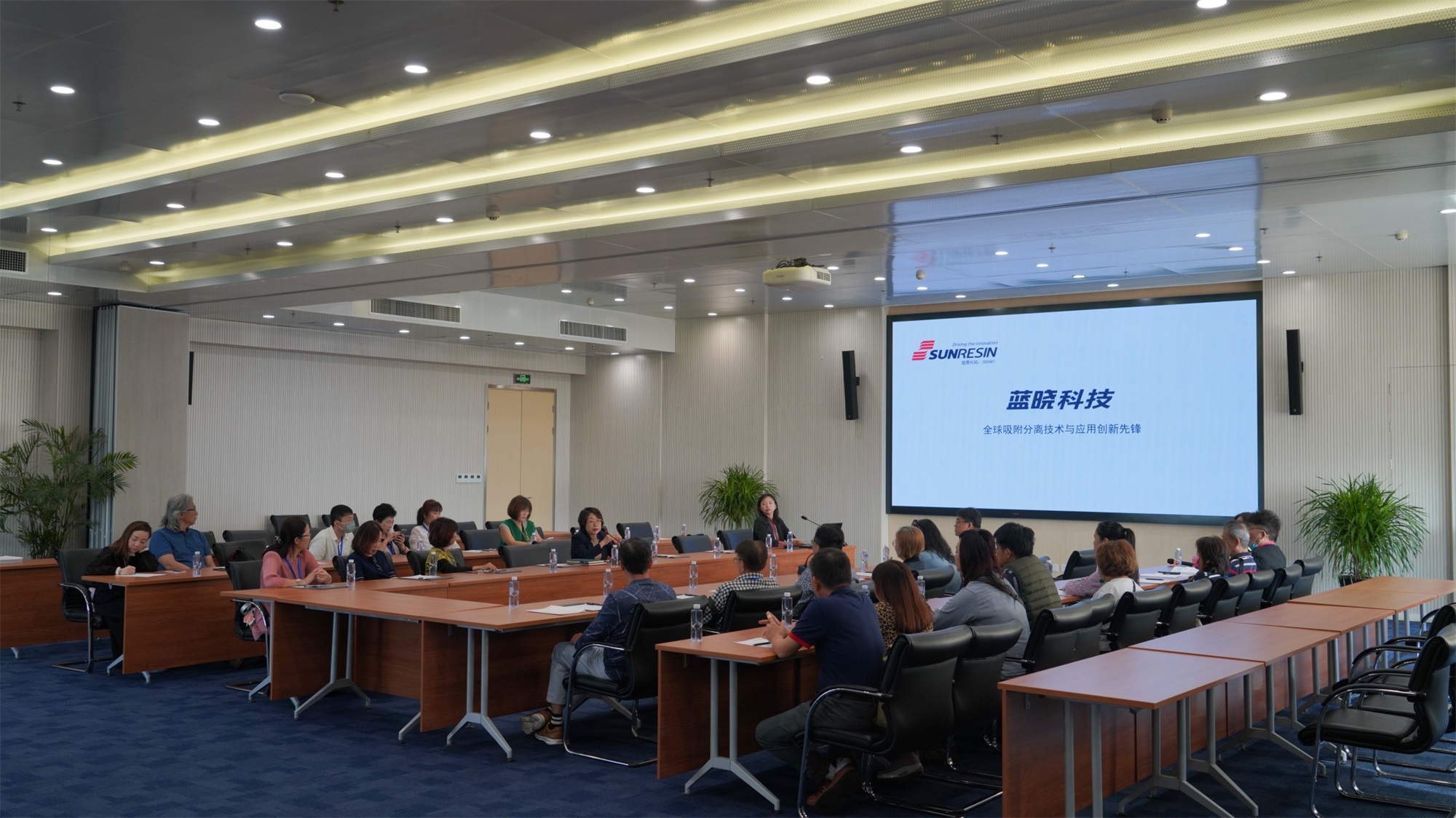 莘莘蓝海意，，，，，，晓映两岸情